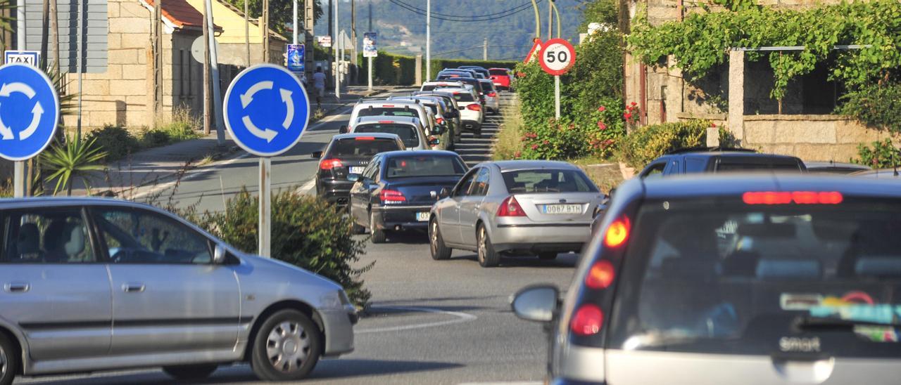 Atascos en la salida de la vía rápida en Sanxenxo.