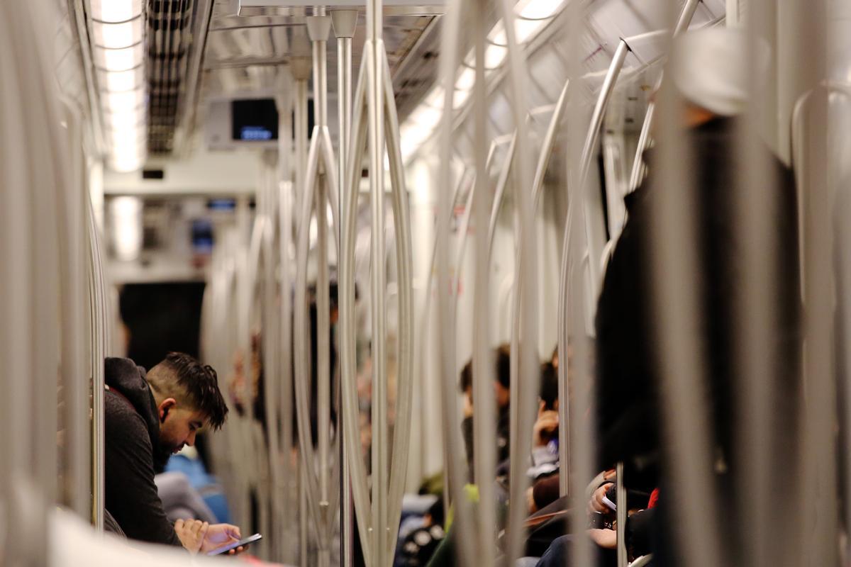 Último día de la mascarilla obligatoria en el transporte público