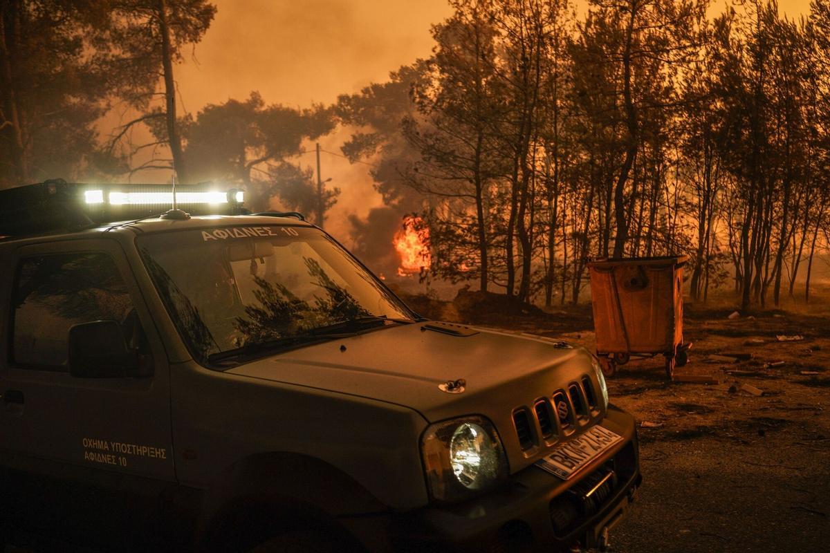 Dos grandes incencios cerca de Atenas obligan a evacuar a miles de personas