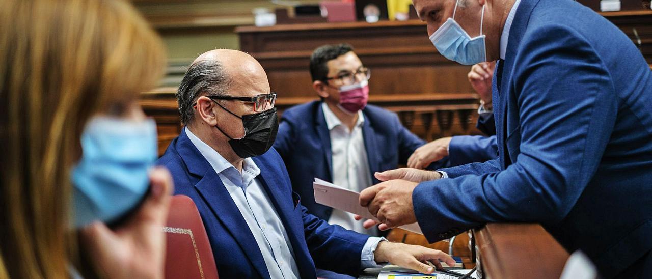 Ricardo Fernández de la Puente dialoga con José Miguel Barragán, antes del pleno celebrado ayer en el Parlamento. | | ANDRÉS GUTIÉRREZ