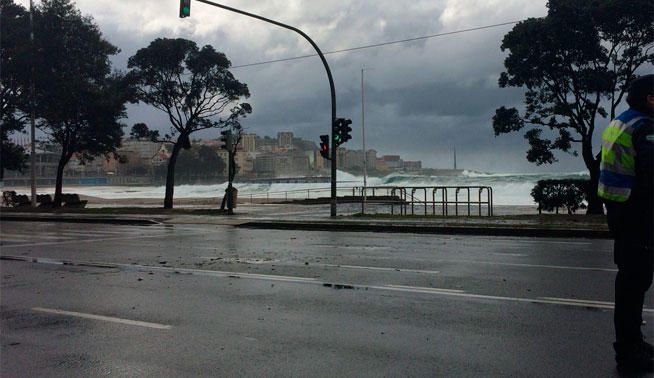 El temporal obliga a cortar el paseo marítimo