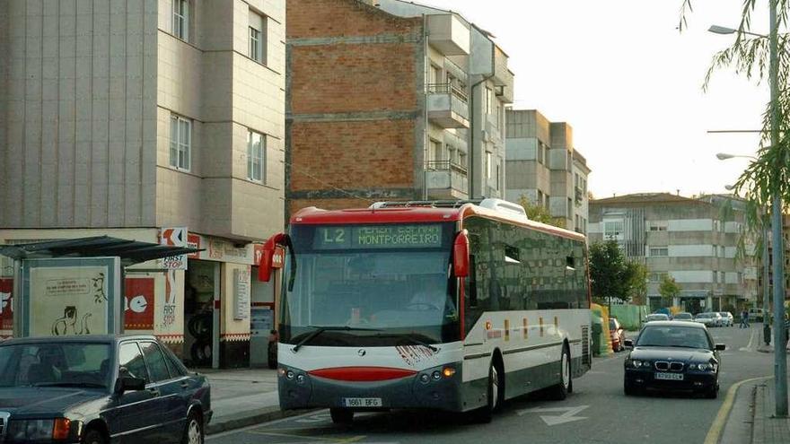 El autobús de Monte Porreiro circulando por una calle del barrio. // Gustavo Santos