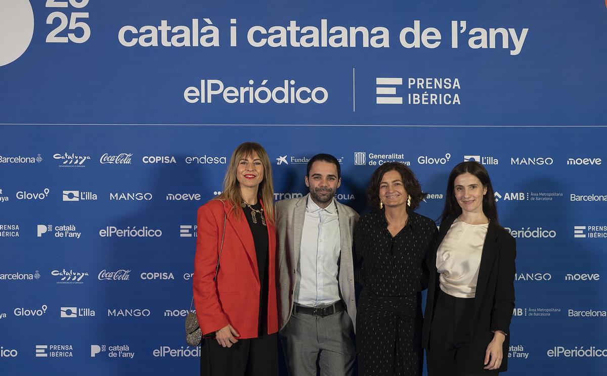 Barcelona. 24.11.2025. Sociedad. Gala del Català de l’any 2025.  De izda. a dcha.,  Ester Azuar, directora comercial de El Periódico, Oriol Beas, Marketing Assistant en L’Illa Diagonal , Ainhoa Izuel, responsable de marketing de l’Illa Diagonal, y Inés Ruiz, equipo comercial de Prensa Ibérica. Fotografía de Jordi Cotrina