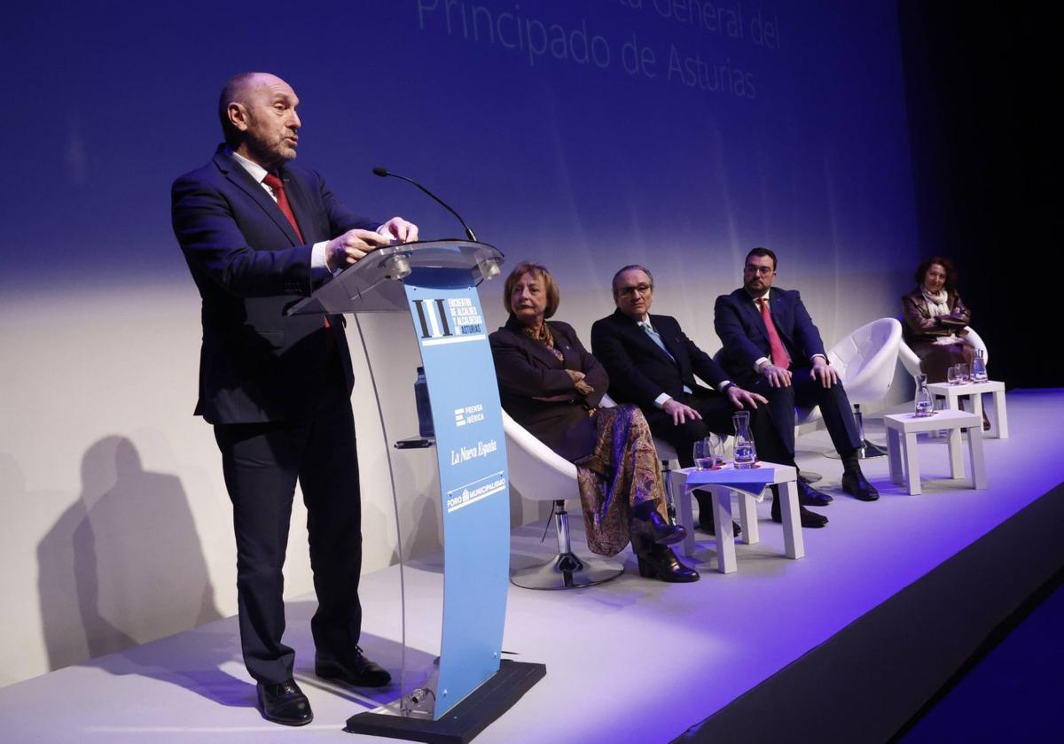 Juan Cofiño, durante su intervención, ante las miradas de Mariví Monteserín, Javier Moll, Adrián Barbón y Cecilia Pérez. | MIKI LÓPEZ