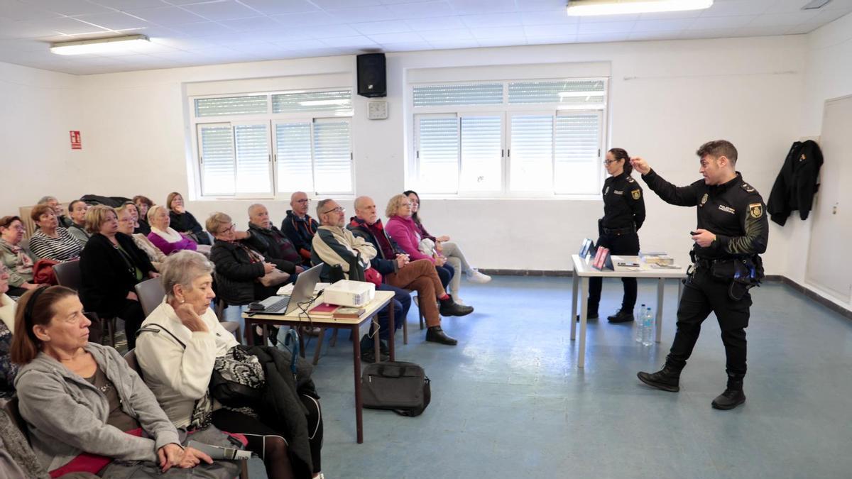 Taller de seguridad impartido por la Policía Nacional este miércoles en San Gabriel