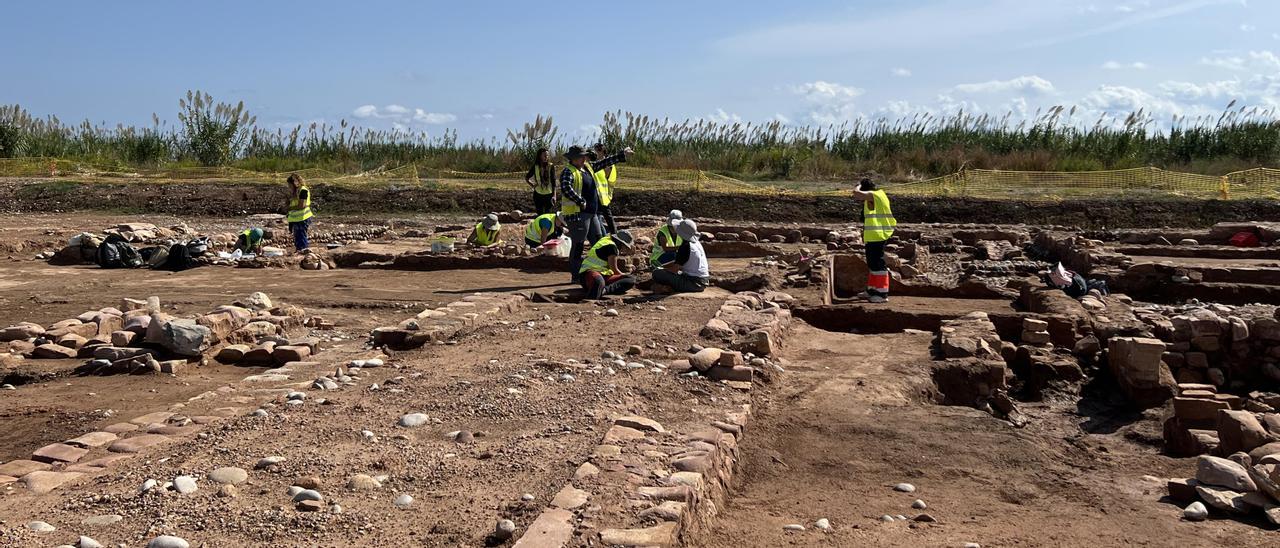 Foto del curso de arqueología en la zona.