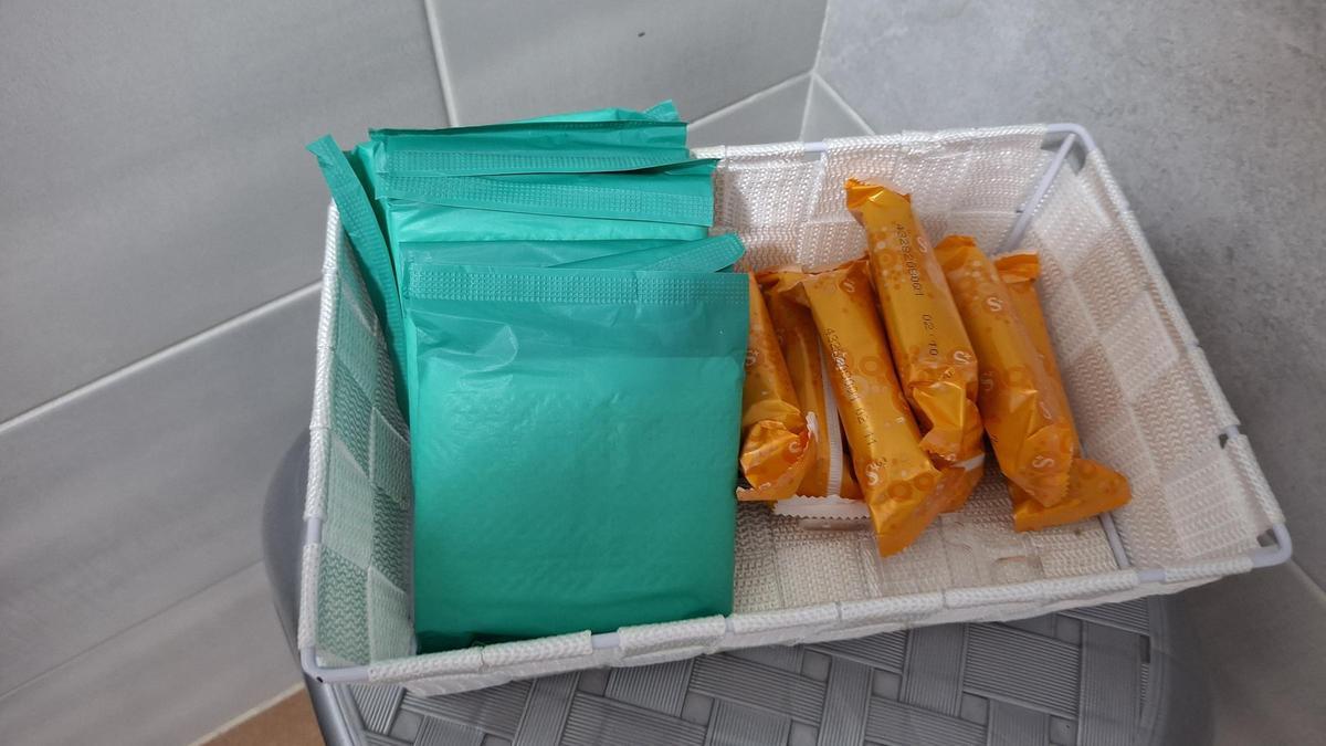 La canastilla con compresas y tampones del aseo del café ciclista de Parcent