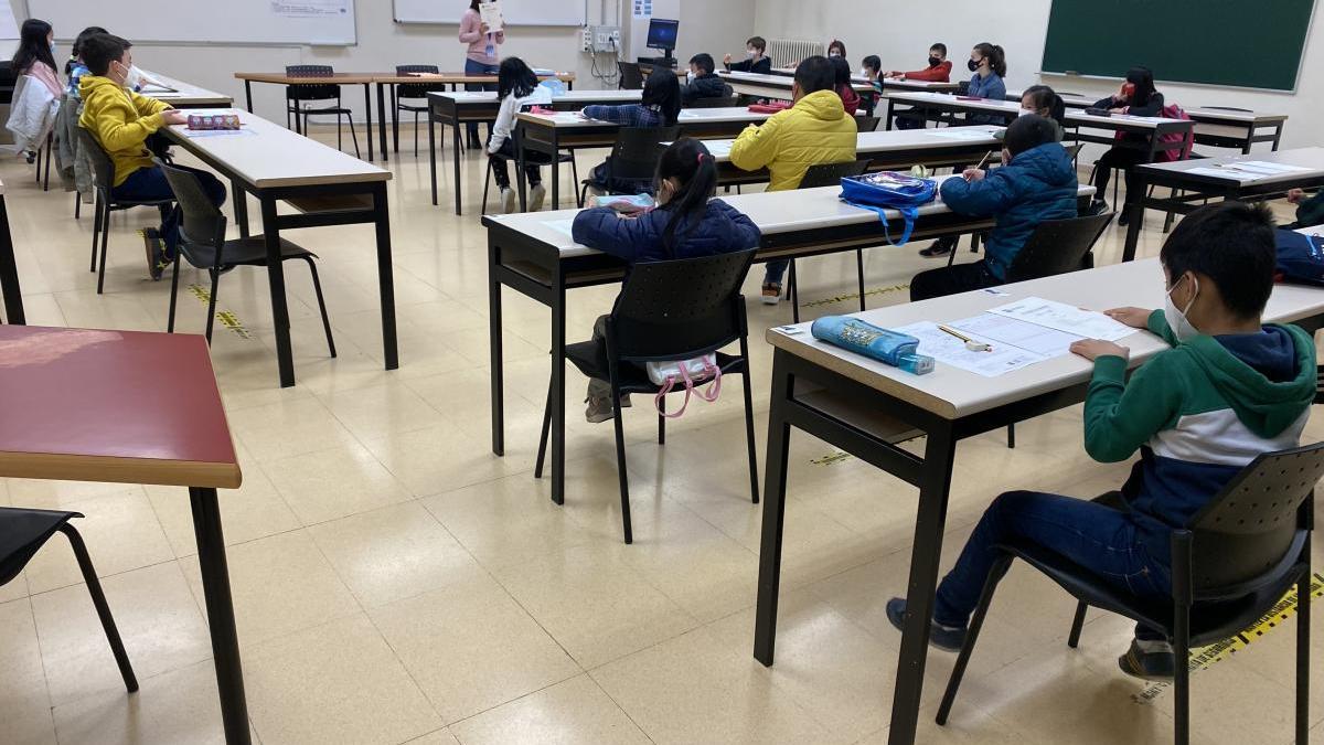 Una clase de chino a niños y adolescentes, en Zaragoza.