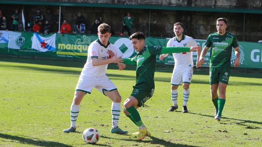 Marcos, del Coruxo, y Pibe, del Arenteiro, lucha por el balón durante el partido de ayer en O Espiñedo. // IÑAKI OSORIO