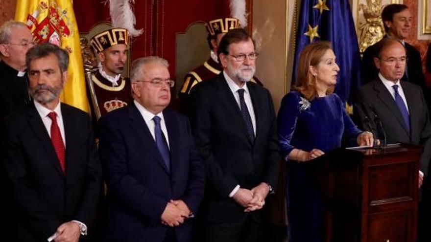 La presidenta del Congrés es dirigeix als assistents a la recepció en presència de Rajoy i García-Escudero.