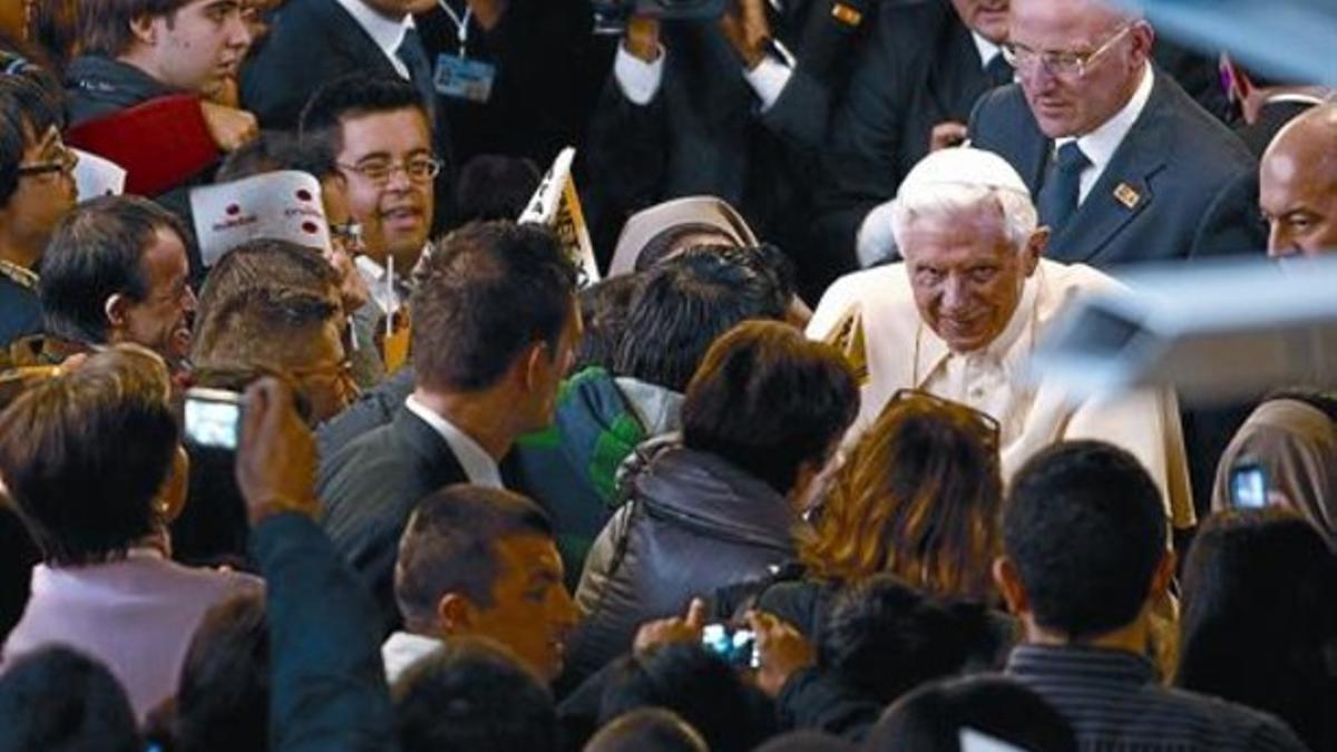 Benedicto XVI saluda al entrar en la Obra Benéfico-Social del Nen Déu, en la ronda del Guinardó.