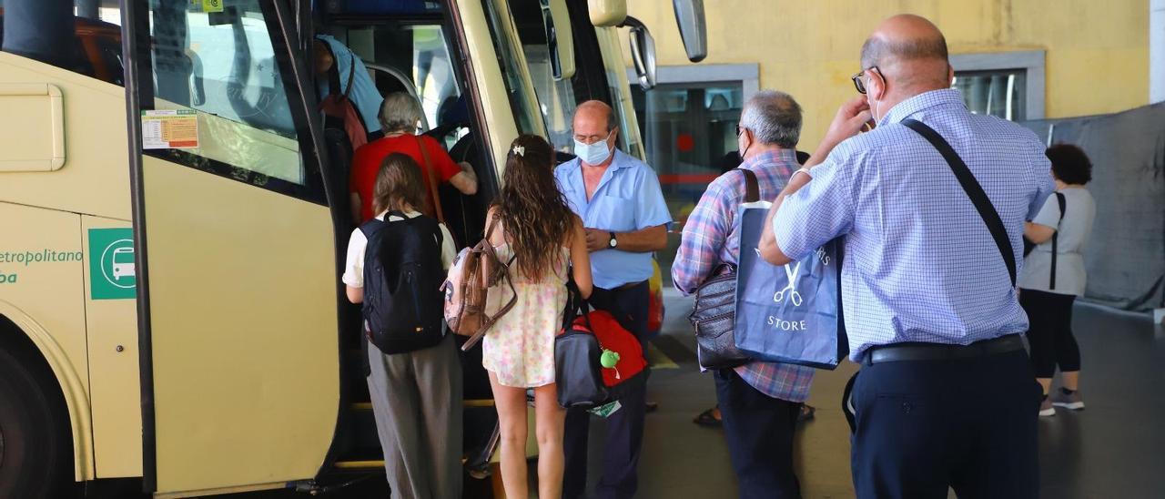 Varias personas cogen un autobús en la estación de autobuses de Córdoba.