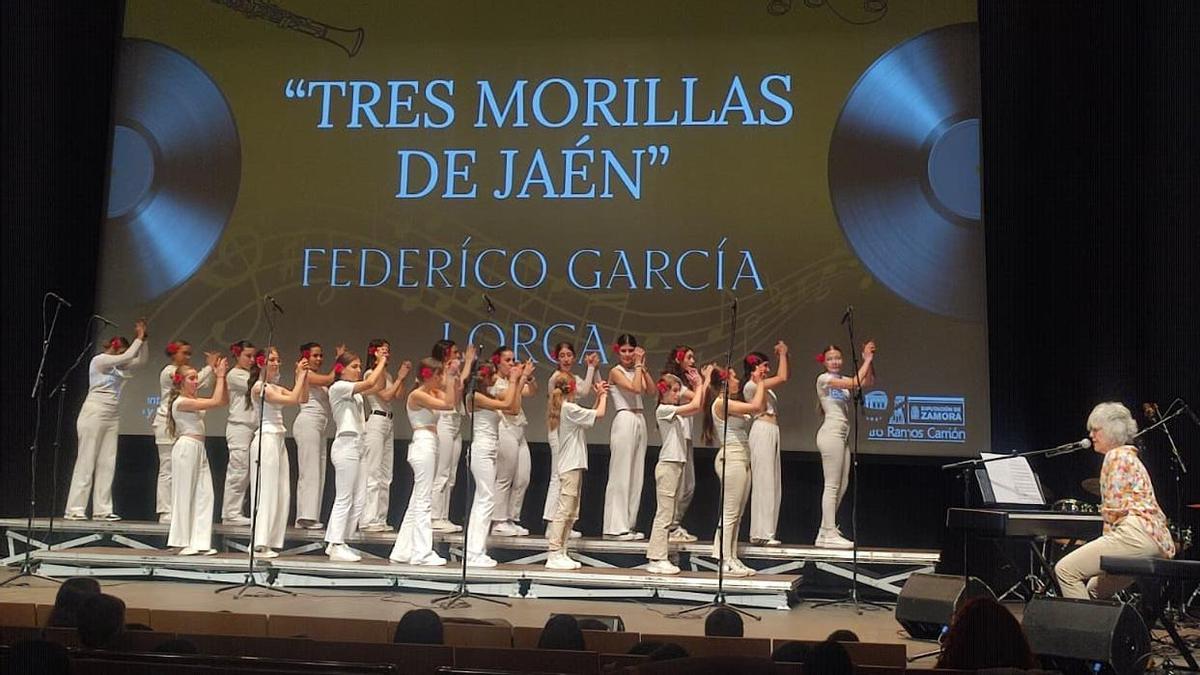 Festival de coros de centros educativos, con el grupo del IES Universidad Laboral.