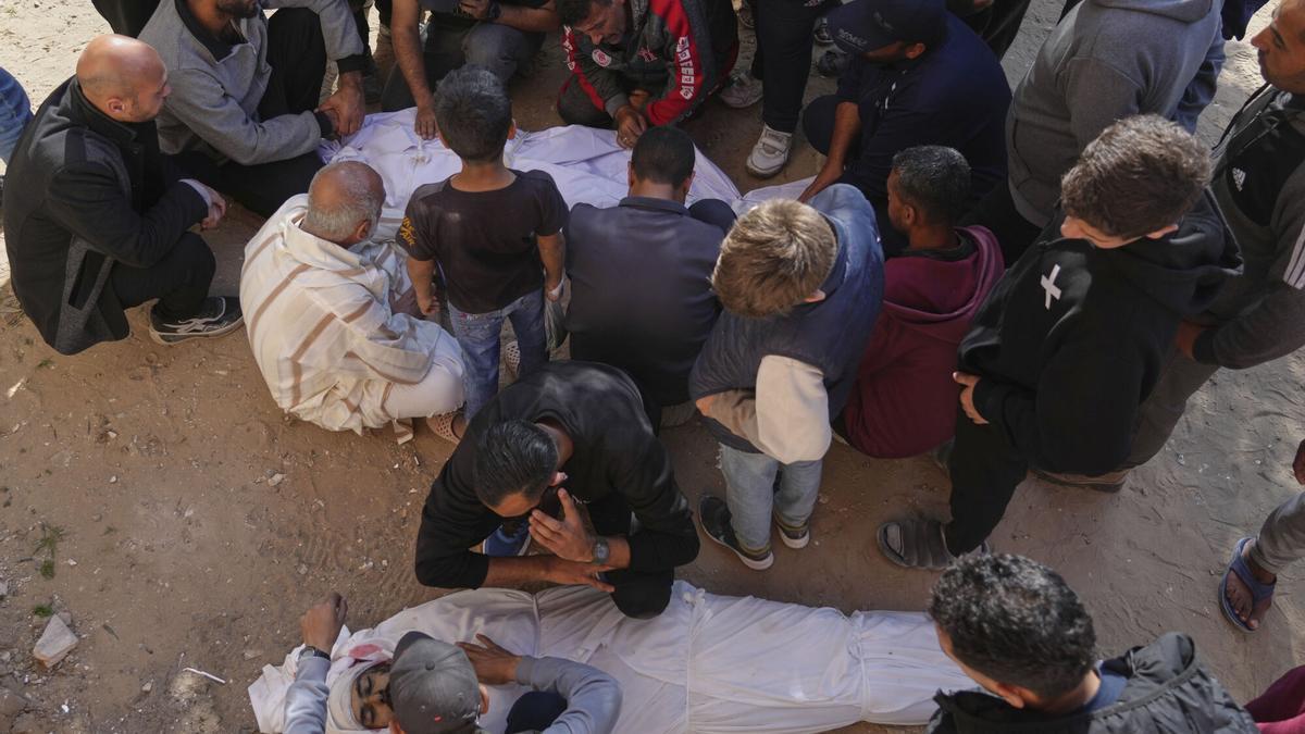 Palestinos lloran sobre los cuerpos de sus familiares muertos por un ataque aéreo israelí en Beit Lahiya.