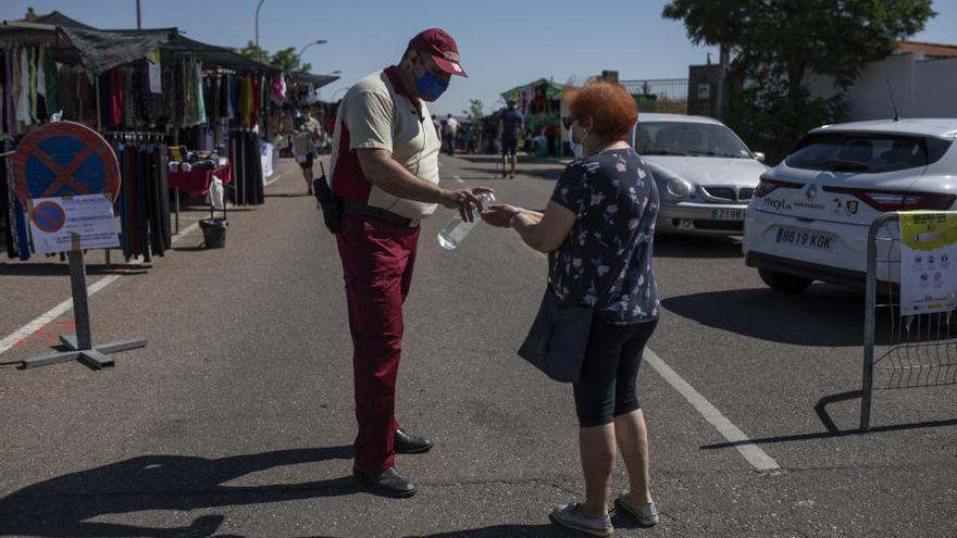 Primer día de mercadillo de la nueva normalidad en Zamora