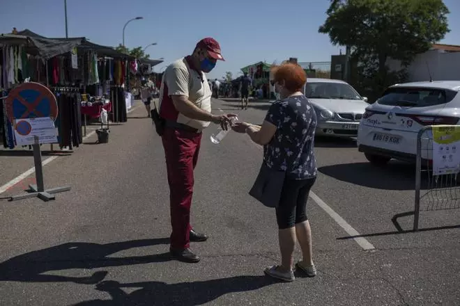 Primer día de mercadillo de la nueva normalidad en Zamora