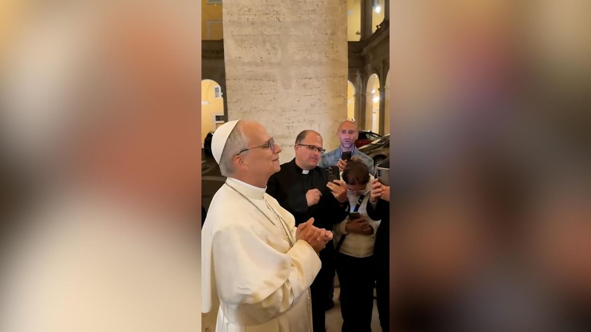 El Papa León XIV saluda a unos fieles.00 00 05 13.Imagen fija001