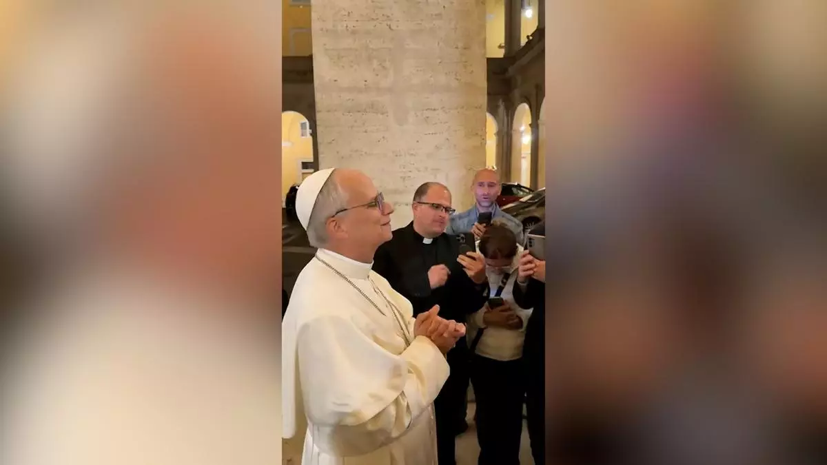 El Papa León XIV saluda a unos fieles a la salida del dicasterio