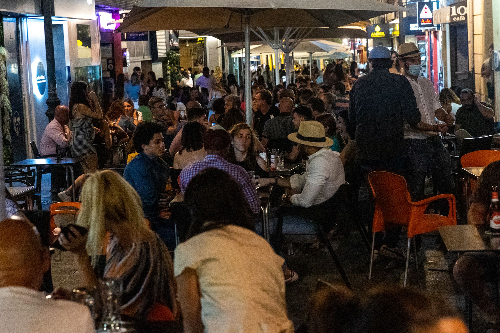 Máxima presión policial contra los botellones para frenar los contagios de covid en Alicante