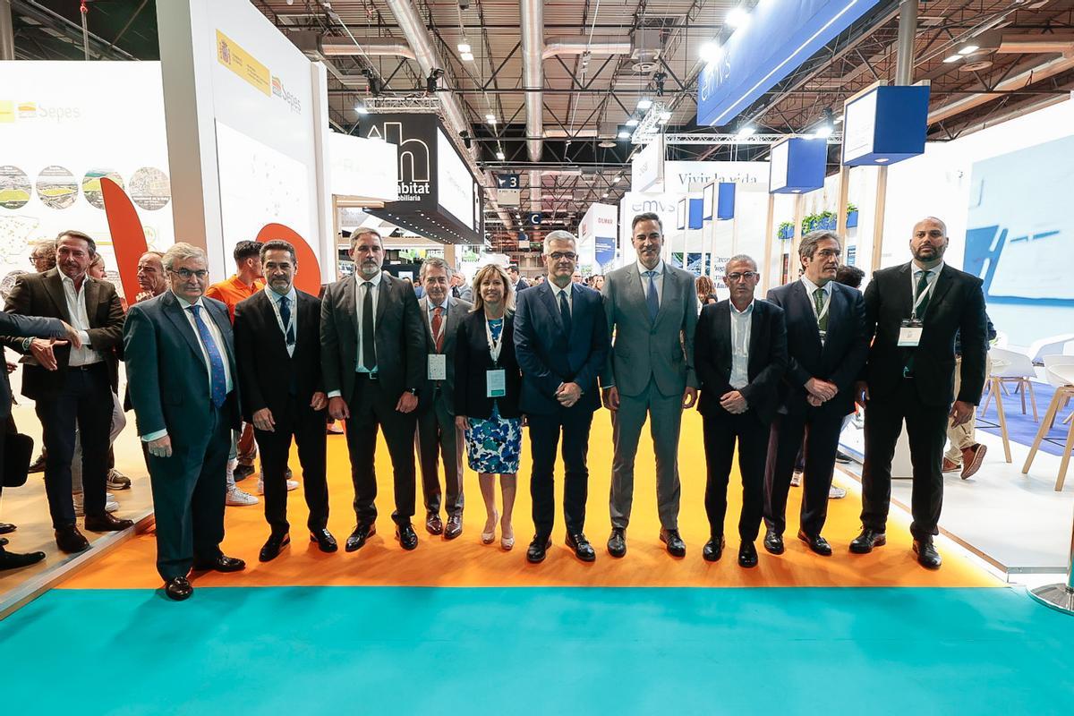 Representantes del Ministerio de Transportes, de la Comunidad de Madrid y la patronal de los promotores inmobiliarios durante la inauguración del Salón Inmobiliario