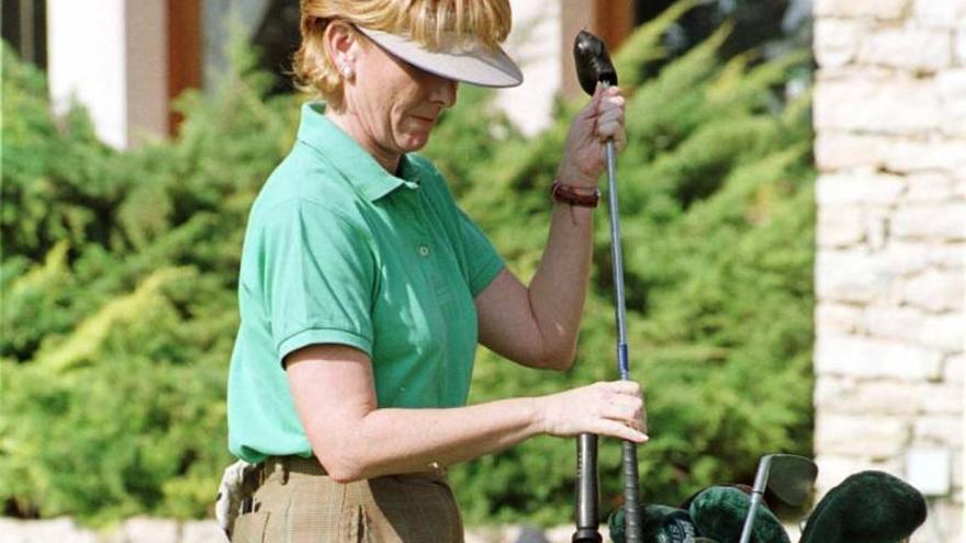 Esperanza Aguirre juega al golf en Pinseque