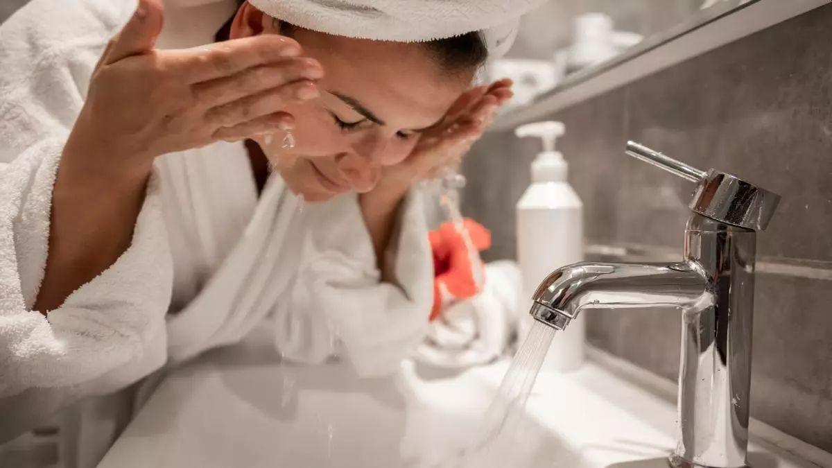 ¿Lavarse la cara con agua caliente o fría? El 90% de las personas lo hace mal.