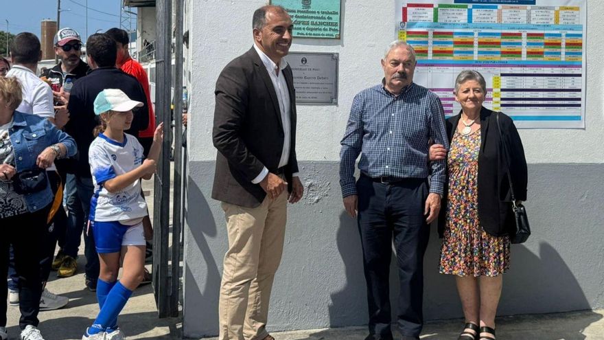 El homenajeado, con sus esposa y el alcalde, ante la placa en su honor.