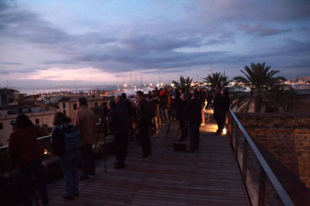 Frühaufsteher auf Mallorca sind am Samstagmorgen (23.12.) belohnt worden: An der Kathedrale von Palma de Mallorca war ein besonderes Lichtspektakel zu bewundern. Rund 500 Besucher bestaunten, wie die aufgehende Sonne zur Wintersonnenwende direkt durch die beiden Rosetten schien und die Kathedrale scheinbar von innen erstrahlen ließ.