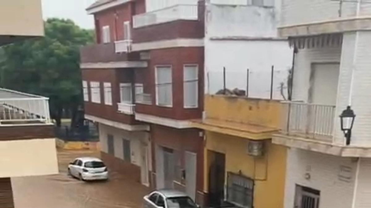Una tromba de 65 litros anega calles en Favara