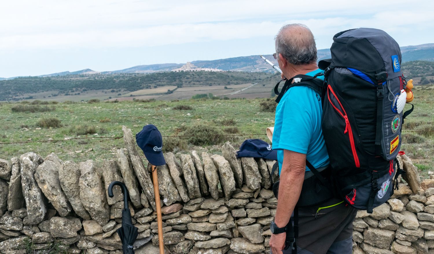 Carlos, señalando Morella con el bastón. La capital de Els Ports fue una de las primeras paradas.