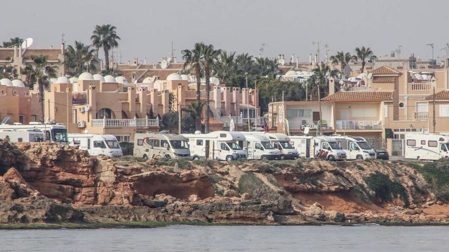 Torrevieja limitará el aparcamiento de autocaravanas para evitar que acampen