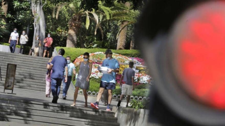 Varias personas pasean por el parque García Sanabria de Santa Cruz de Tenerife.