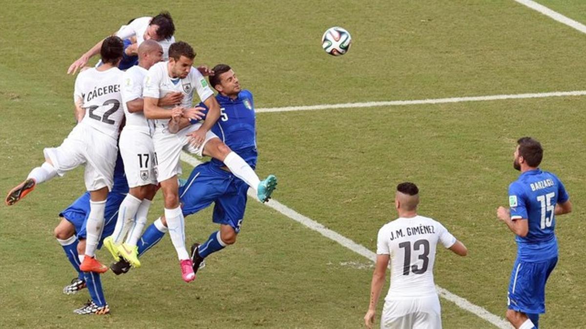 Godín remata con la espalda en la jugada del gol uruguayo que eliminó a Italia.
