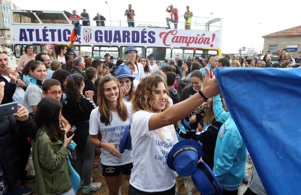 Las calles de la villa del Baixo Miño se llenan de felicidad para festejar la Liga del Mecalia Guardés