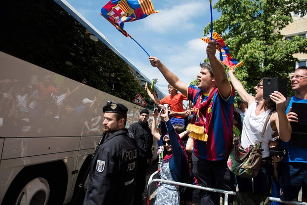 Seguidors del Barça durant la sortida de l’equip de l’hotel cap a l’aeroport.