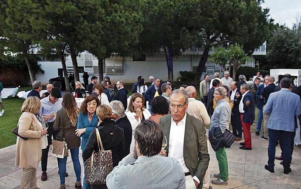 Los asistentes a la clausura disfrutaron de una agradable velada al anochecer.