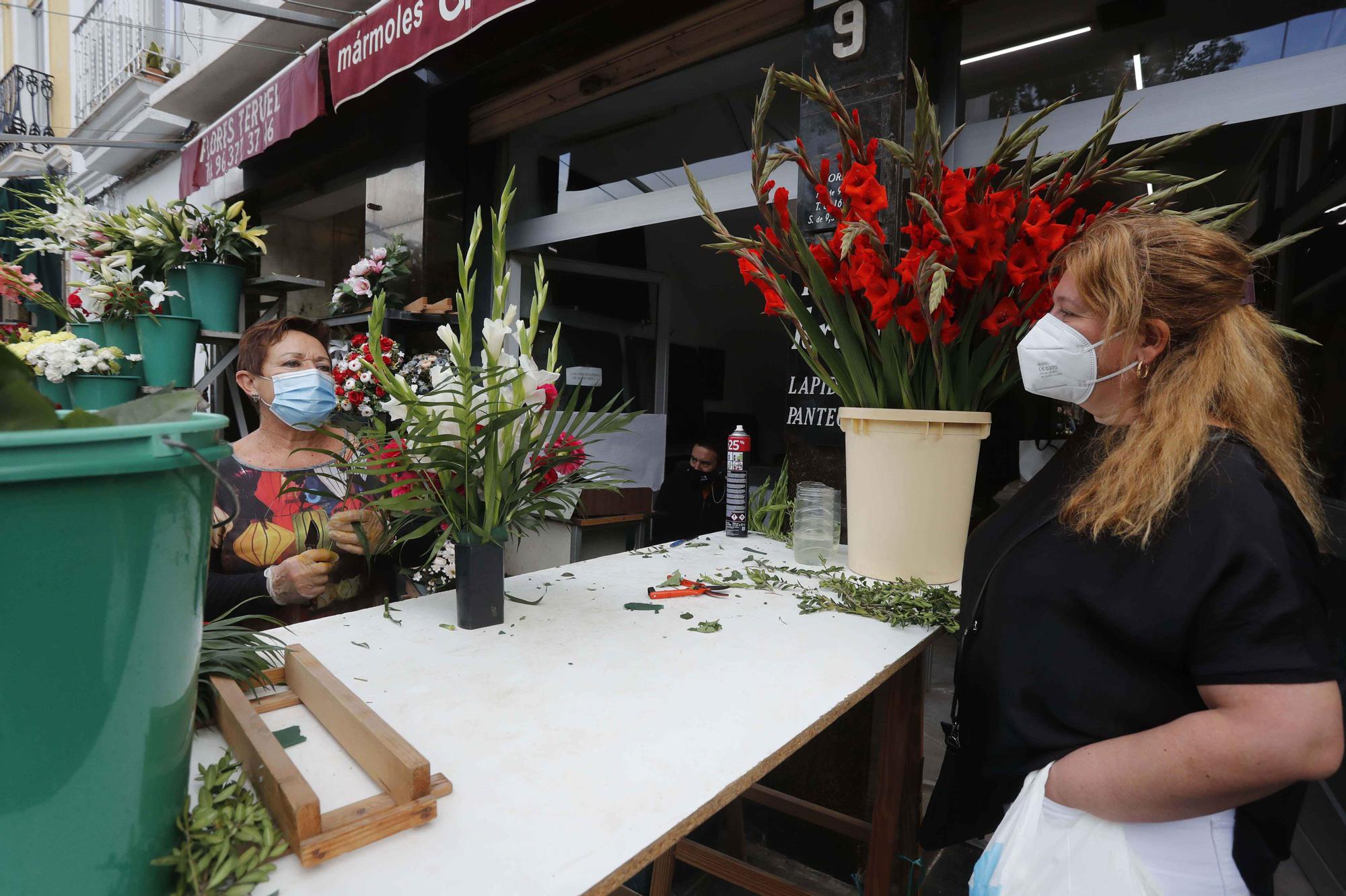 Masiva presencia en los cementerios en vísperas de Todos los Santos