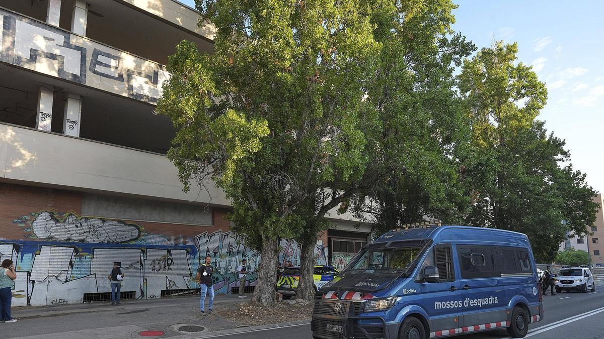 El desallotjament de dijous passat a l'antiga fàbrica Simon de Girona.