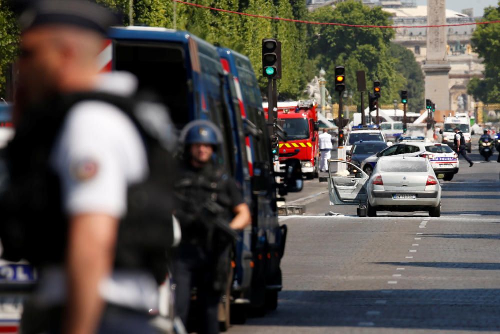 Las imágenes del ataque a un furgón policial en París