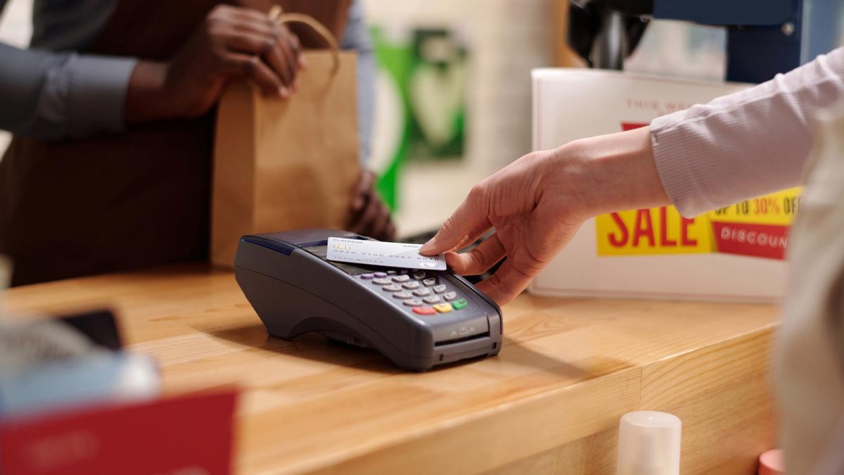 La dependienta aprovechaba un despiste de las víctimas para anotar los datos de las tarjetas.