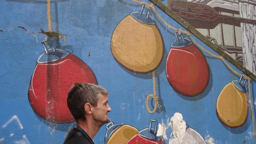 Así es el día a día de un sintecho en Vigo a 30 grados: «Pego mi cuerpo a los muros, es lo más frío que tengo»