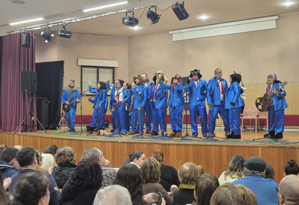 Un momento de la actuación de la comparsa Os Loboghaitas en el festival de ayer en O Rosal. | FDV