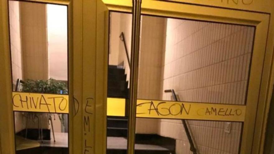 &quot;Chivato, camello cagón&quot;: aparecen pintadas en el portal del autor del apuñalamiento de un hombre en Mieres, que ingresa en prisión