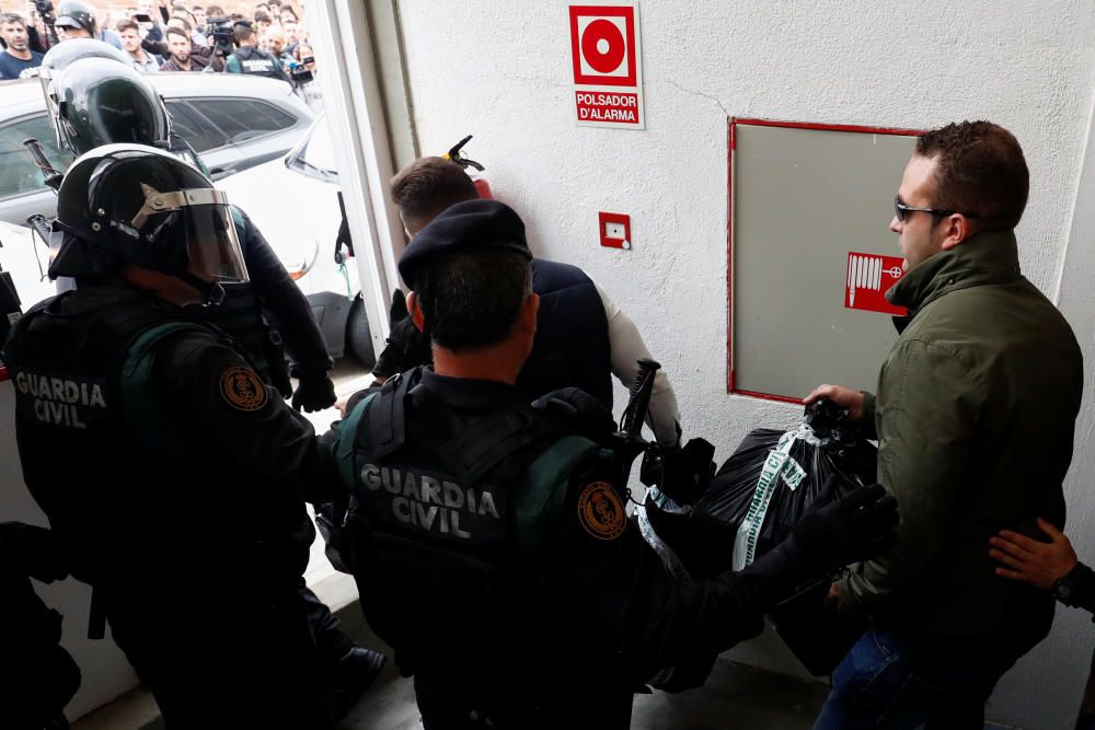 La Guardia Civil se lleva las urnas y papeletas confiscadas.