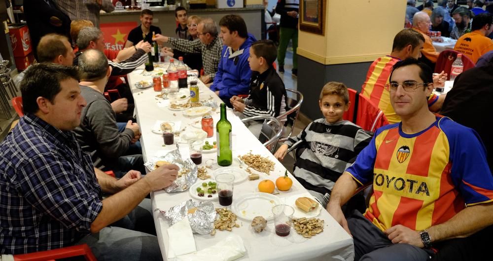 Amedeo Carboni cena con los peñistas en la Agrupación