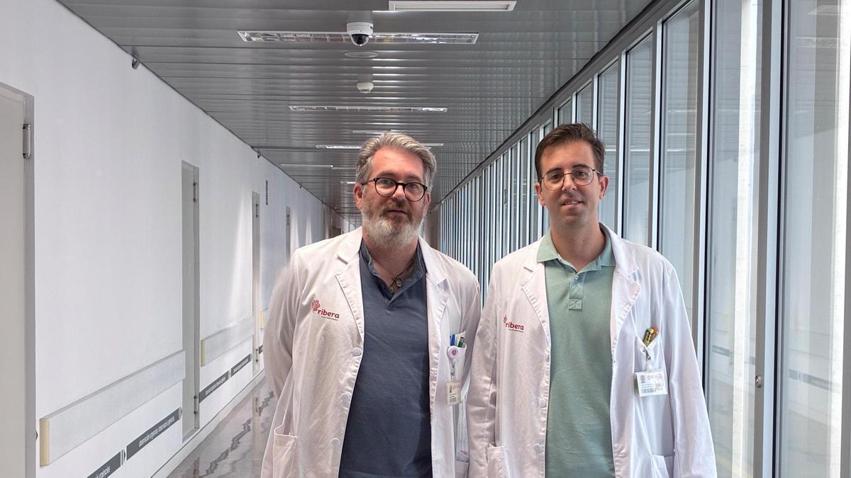 El jefe de Cirugía Torácica, Juan Manuel Córcoles, y el doctor Alejandro Torres.