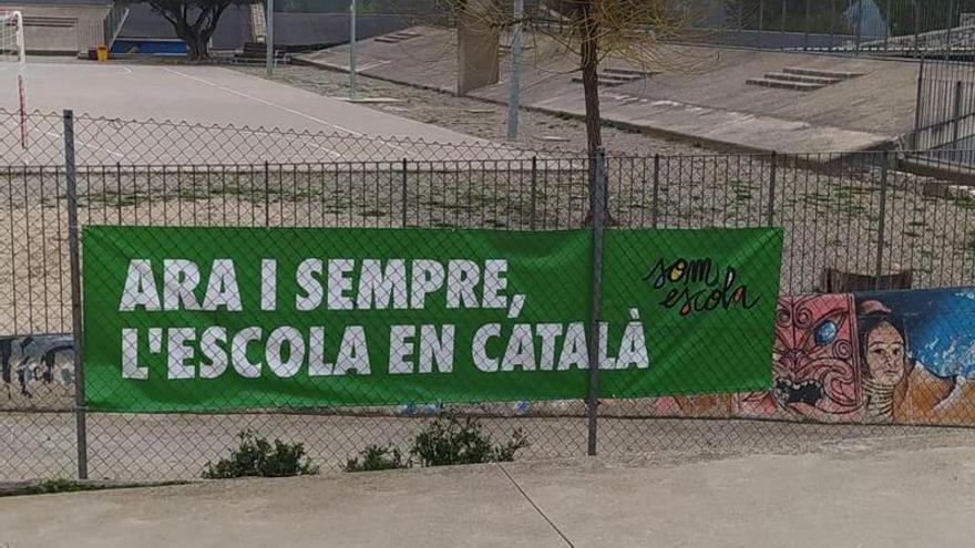 Una pancarta de la Plataforma Som Escola en un centre educatiu del Bages