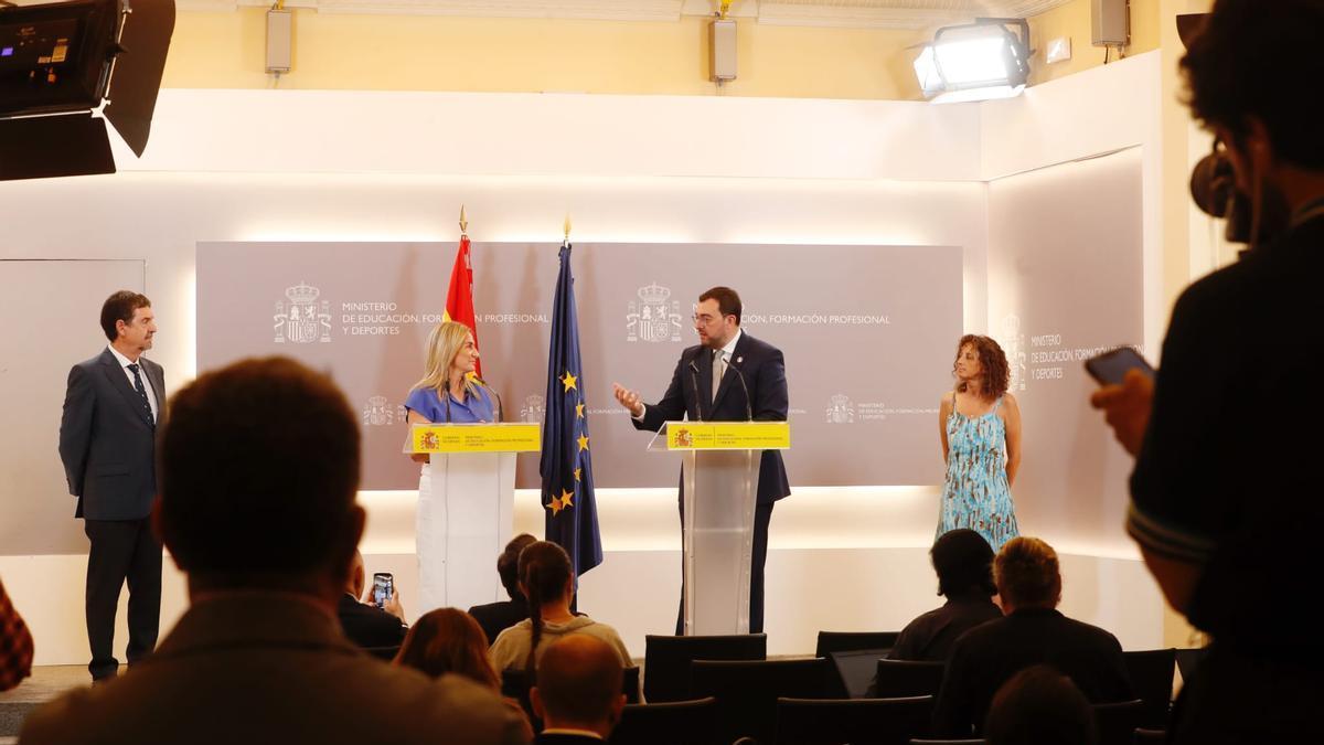 El presidente del Principado, Adrián Barbón y la ministra de Educación, Formación Profesional y Deportes, Milagros Tolón, en la sede del ministerio, con la consejera Eva Ledo.