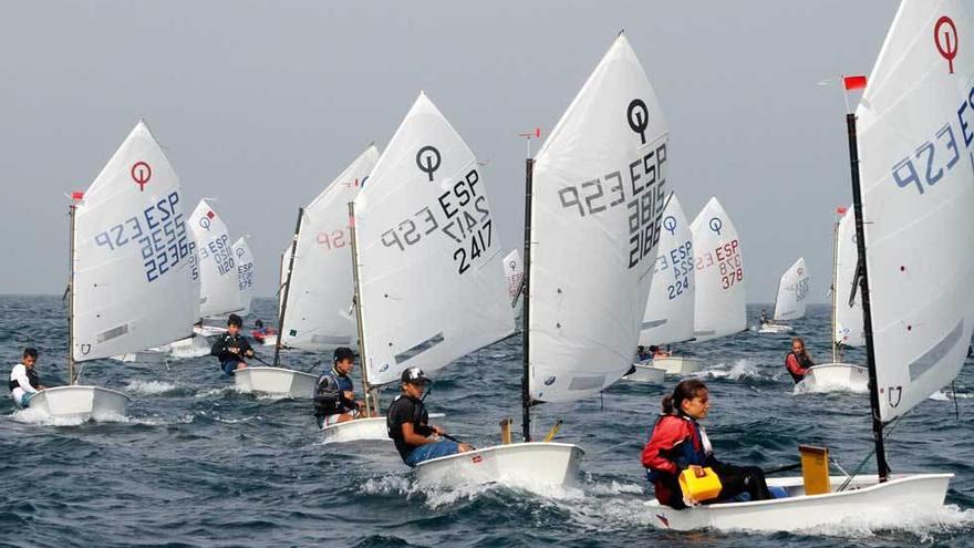 Los optimist, durante su participación en el trofeo.