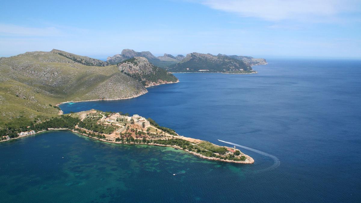 Vista aérea de la Punta de l&#039;Avançada que alberga la finca de la Fortalesa, en el Moll de Pollença.